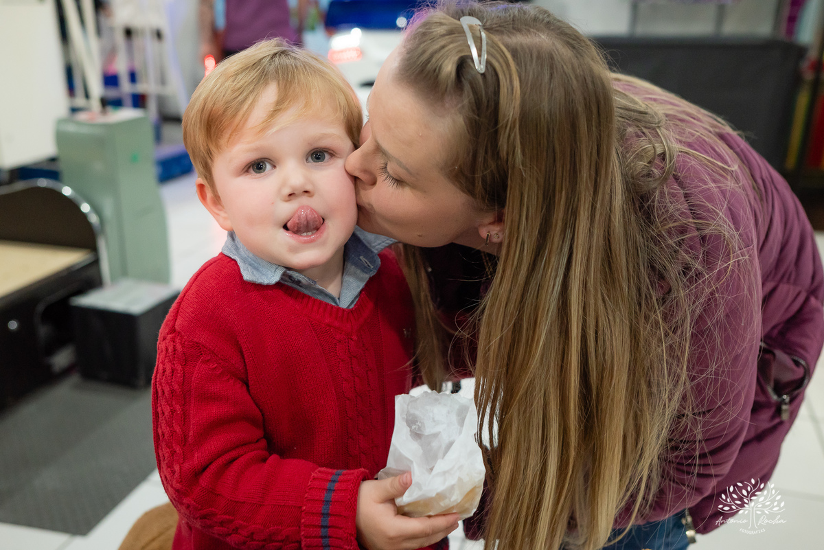 aniversário infantil - fotografia de aniversário - 3 anos - Guilherme - Relâmpago McQueen - festa temática - fotógrafo profissional - fotos de criança - Antonio Rocha Fotografias - energia contagiante - momento especial - celebração infantil - Pelotas