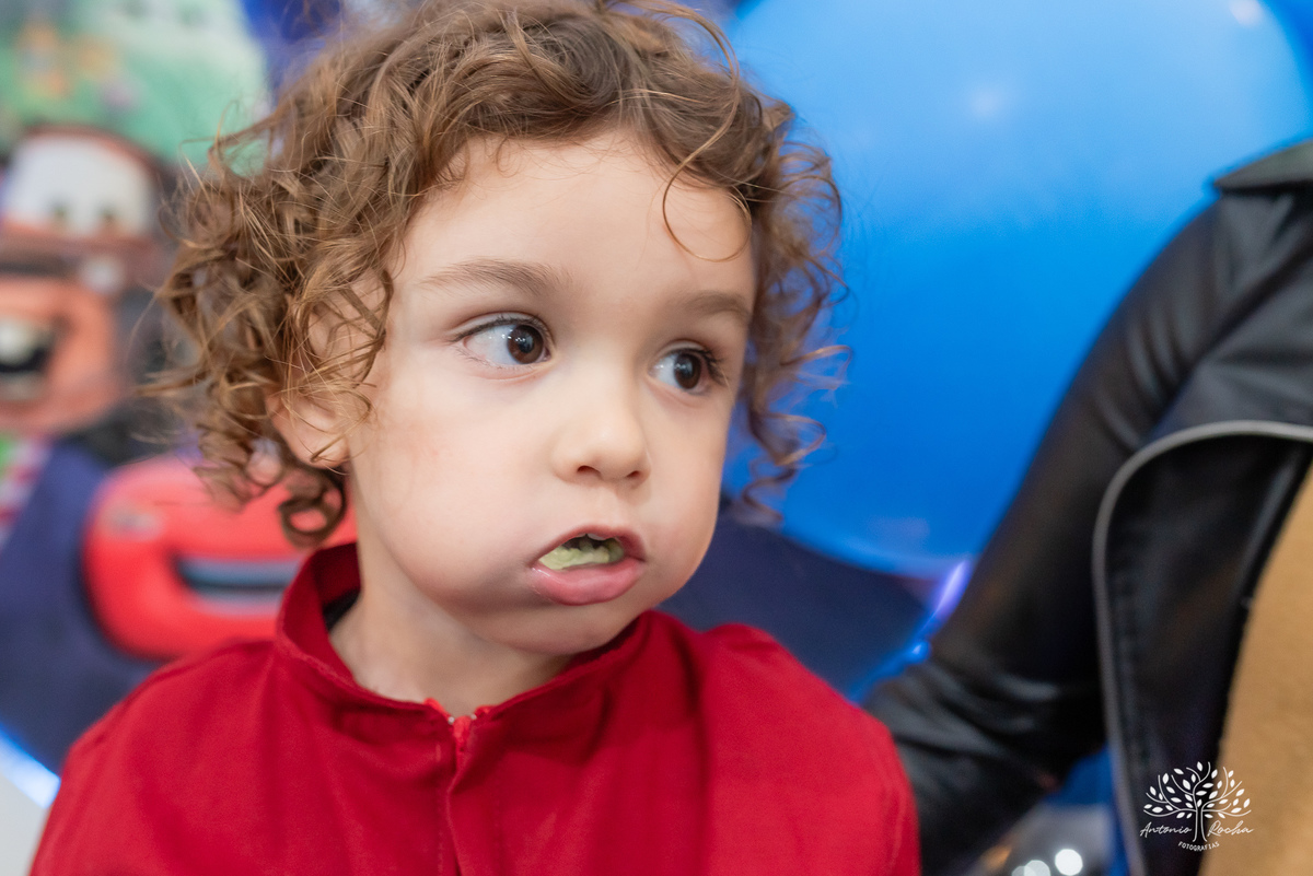 aniversário infantil - fotografia de aniversário - 3 anos - Guilherme - Relâmpago McQueen - festa temática - fotógrafo profissional - fotos de criança - Antonio Rocha Fotografias - energia contagiante - momento especial - celebração infantil - Pelotas