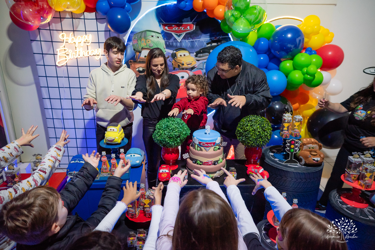 aniversário infantil - fotografia de aniversário - 3 anos - Guilherme - Relâmpago McQueen - festa temática - fotógrafo profissional - fotos de criança - Antonio Rocha Fotografias - energia contagiante - momento especial - celebração infantil - Pelotas