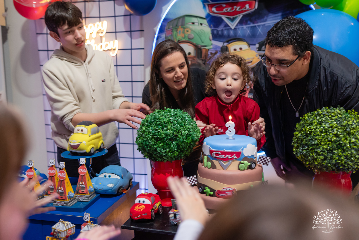 aniversário infantil - fotografia de aniversário - 3 anos - Guilherme - Relâmpago McQueen - festa temática - fotógrafo profissional - fotos de criança - Antonio Rocha Fotografias - energia contagiante - momento especial - celebração infantil - Pelotas