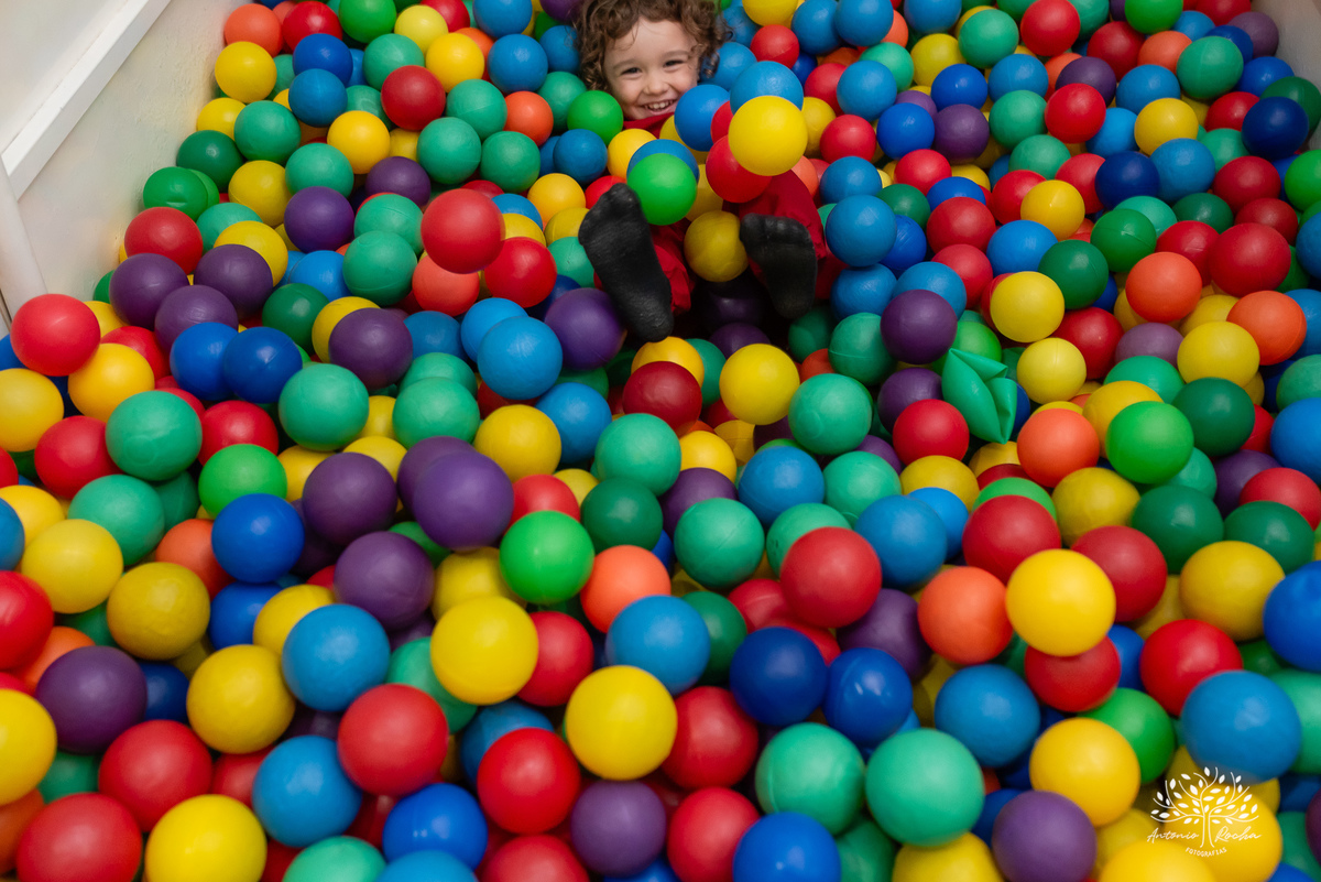 aniversário infantil - fotografia de aniversário - 3 anos - Guilherme - Relâmpago McQueen - festa temática - fotógrafo profissional - fotos de criança - Antonio Rocha Fotografias - energia contagiante - momento especial - celebração infantil - Pelotas