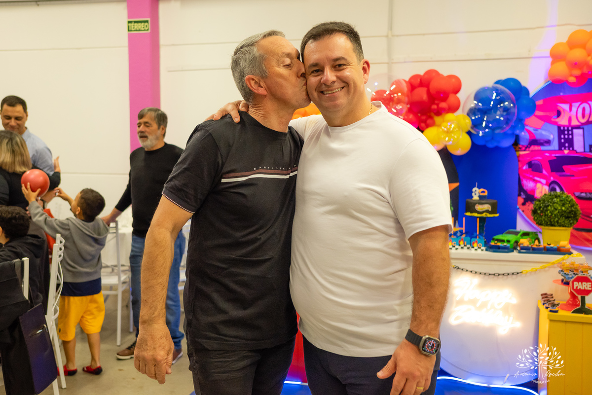 aniversário infantil - fotografia infantil - Hot Wheels - fotógrafo de eventos - Antonio Rocha Fotografias - fotos de aniversário - decoração temática - diversão com animador - Roxito - Inácio - fotografia profissional - Pelotas - Tirolesa - Chuva de Neve