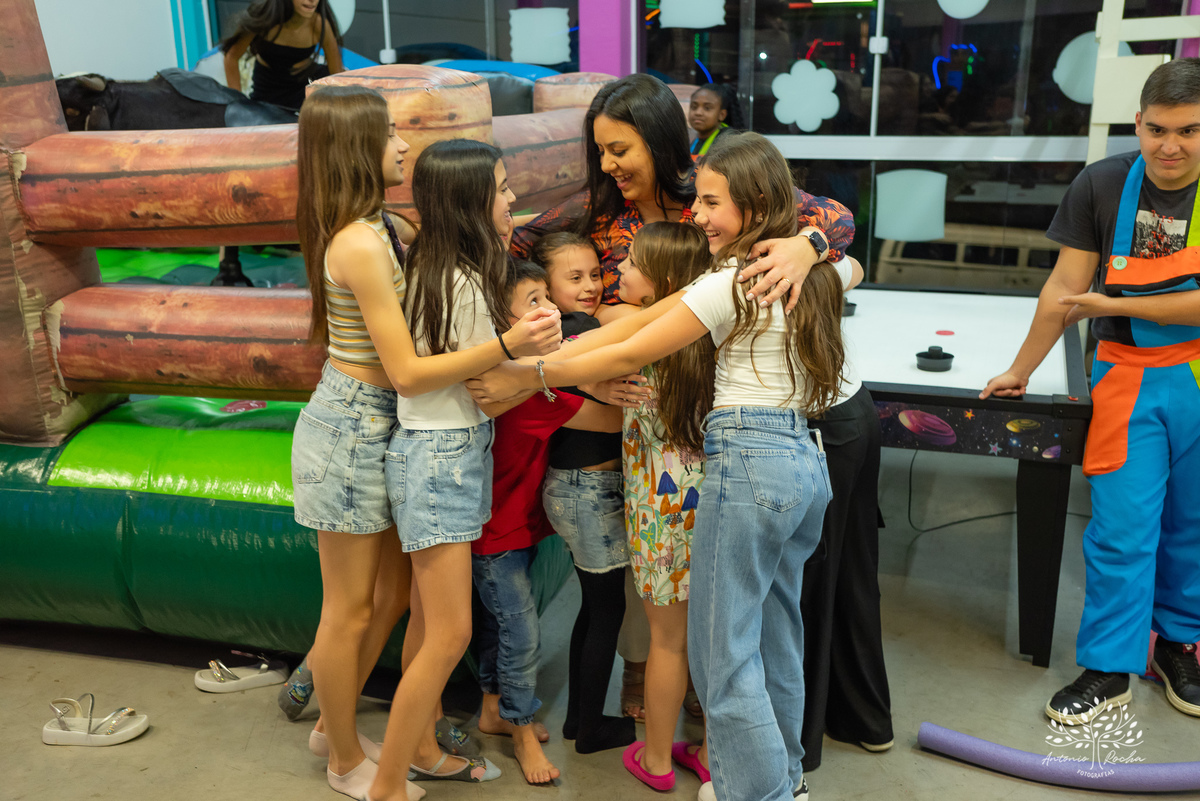 aniversário infantil - fotografia infantil - Hot Wheels - fotógrafo de eventos - Antonio Rocha Fotografias - fotos de aniversário - decoração temática - diversão com animador - Roxito - Inácio - fotografia profissional - Pelotas - Tirolesa - Chuva de Neve