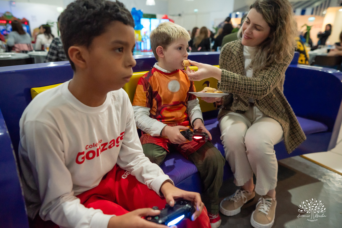 
festa infantil - 5 anos - aniversário do Otávio - decoração personalizada - Super Simon -  painel de LED - fotografia de eventos - lembrancinhas - Tio Tatá - Antonio Rocha Fotografias -  playground - drinks kids - pelotas - Cliff Kids