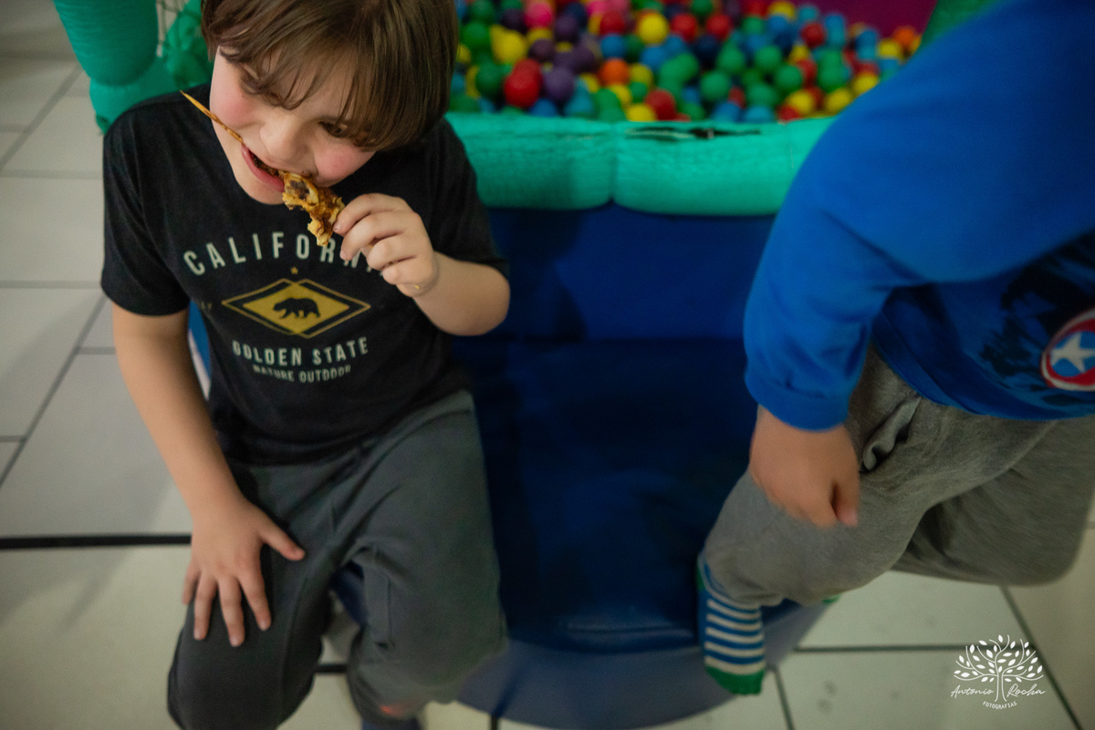 
festa infantil - 5 anos - aniversário do Otávio - decoração personalizada - Super Simon -  painel de LED - fotografia de eventos - lembrancinhas - Tio Tatá - Antonio Rocha Fotografias -  playground - drinks kids - pelotas - Cliff Kids