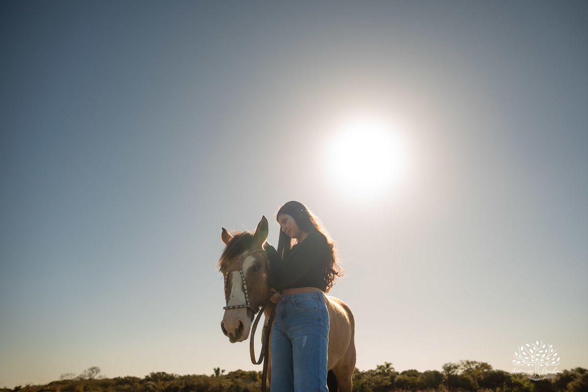 ensaio externo de 15 anos - Bruna - conexão com a natureza - fotos com égua - pré-festa de debutante - fotografia ao ar livre - céu azul  - celebração de 15 anos - Antonio Rocha Fotografias - São Lourenço do Sul - Pelotas - Festa de 15 anos - Debutante