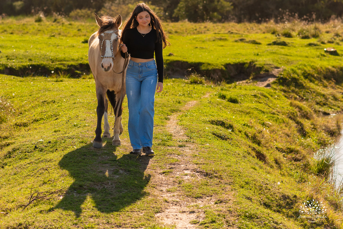 ensaio externo de 15 anos - Bruna - conexão com a natureza - fotos com égua - pré-festa de debutante - fotografia ao ar livre - céu azul  - celebração de 15 anos - Antonio Rocha Fotografias - São Lourenço do Sul - Pelotas - Festa de 15 anos - Debutante
