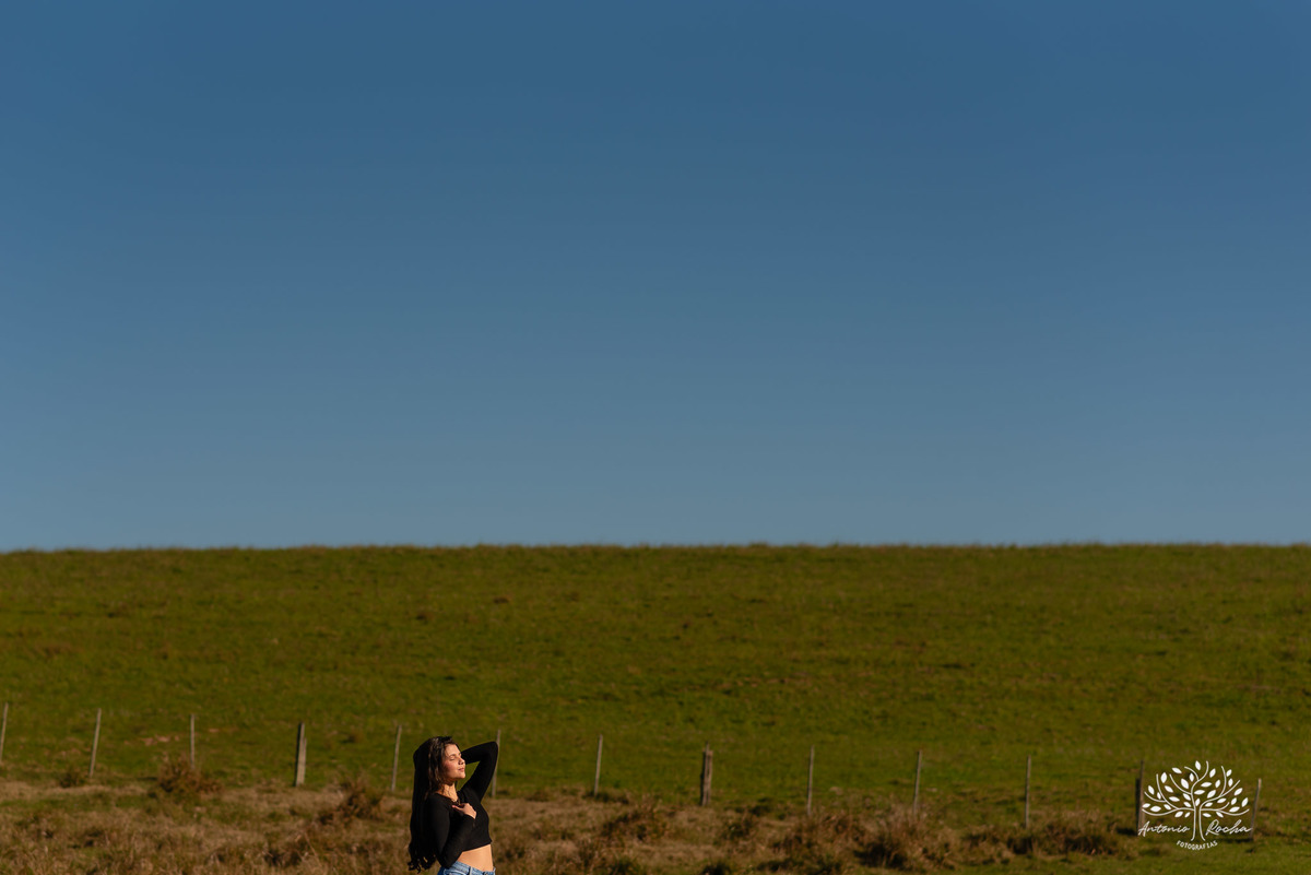 ensaio externo de 15 anos - Bruna - conexão com a natureza - fotos com égua - pré-festa de debutante - fotografia ao ar livre - céu azul  - celebração de 15 anos - Antonio Rocha Fotografias - São Lourenço do Sul - Pelotas - Festa de 15 anos - Debutante