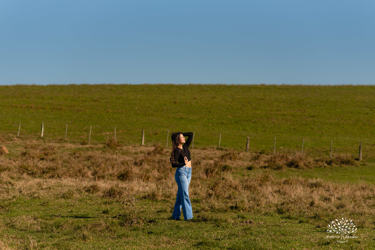 ensaio externo de 15 anos - Bruna - conexão com a natureza - fotos com égua - pré-festa de debutante - fotografia ao ar livre - céu azul  - celebração de 15 anos - Antonio Rocha Fotografias - São Lourenço do Sul - Pelotas - Festa de 15 anos - Debutante