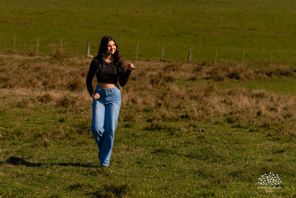 ensaio externo de 15 anos - Bruna - conexão com a natureza - fotos com égua - pré-festa de debutante - fotografia ao ar livre - céu azul  - celebração de 15 anos - Antonio Rocha Fotografias - São Lourenço do Sul - Pelotas - Festa de 15 anos - Debutante