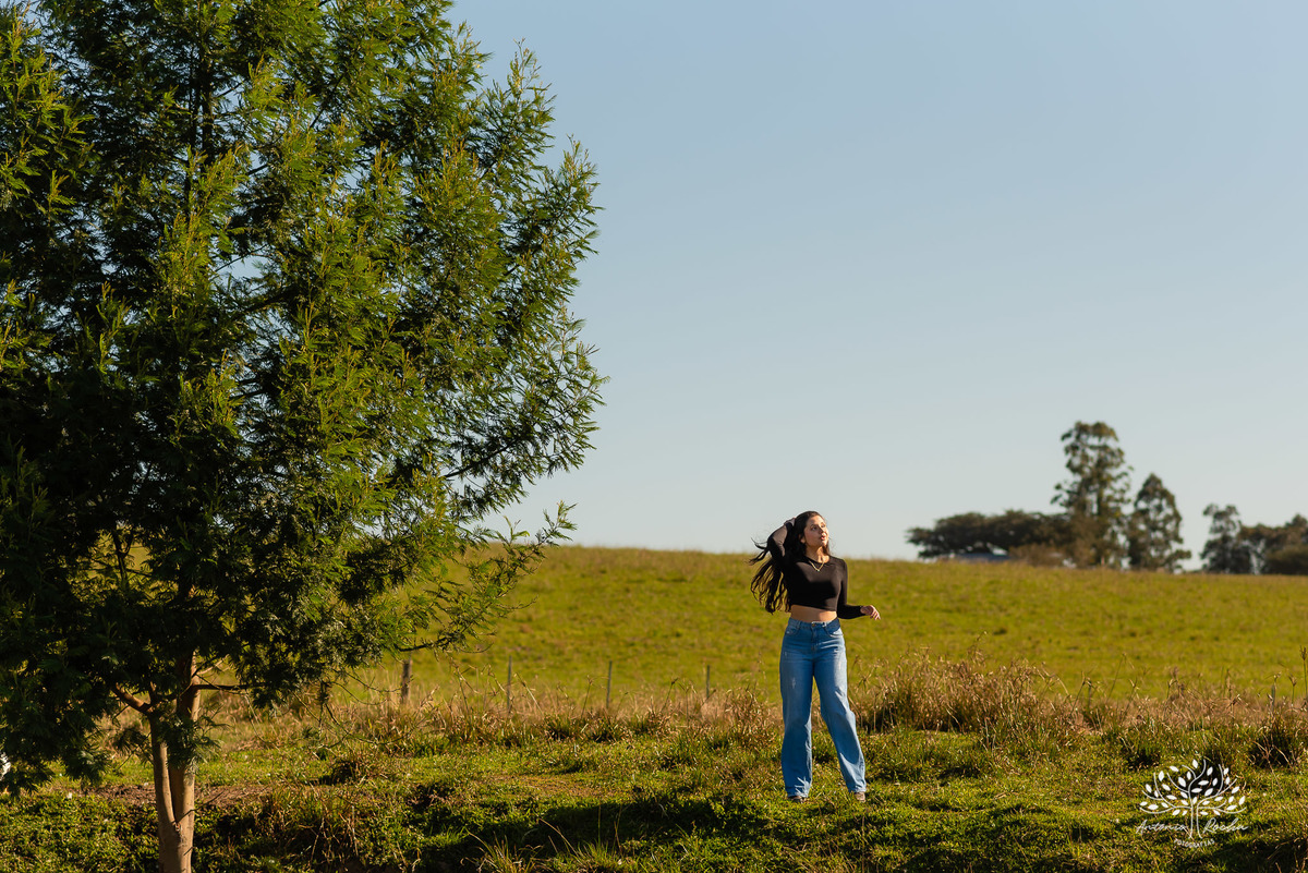 ensaio externo de 15 anos - Bruna - conexão com a natureza - fotos com égua - pré-festa de debutante - fotografia ao ar livre - céu azul  - celebração de 15 anos - Antonio Rocha Fotografias - São Lourenço do Sul - Pelotas - Festa de 15 anos - Debutante