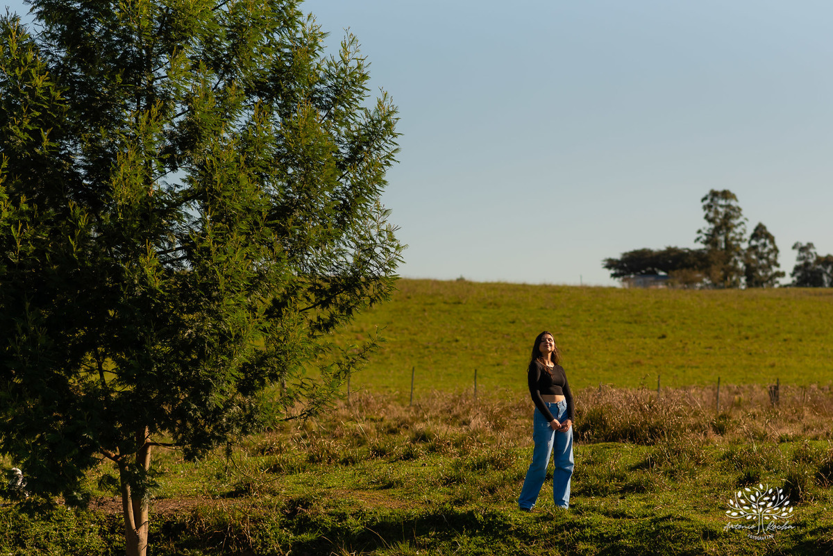 ensaio externo de 15 anos - Bruna - conexão com a natureza - fotos com égua - pré-festa de debutante - fotografia ao ar livre - céu azul  - celebração de 15 anos - Antonio Rocha Fotografias - São Lourenço do Sul - Pelotas - Festa de 15 anos - Debutante