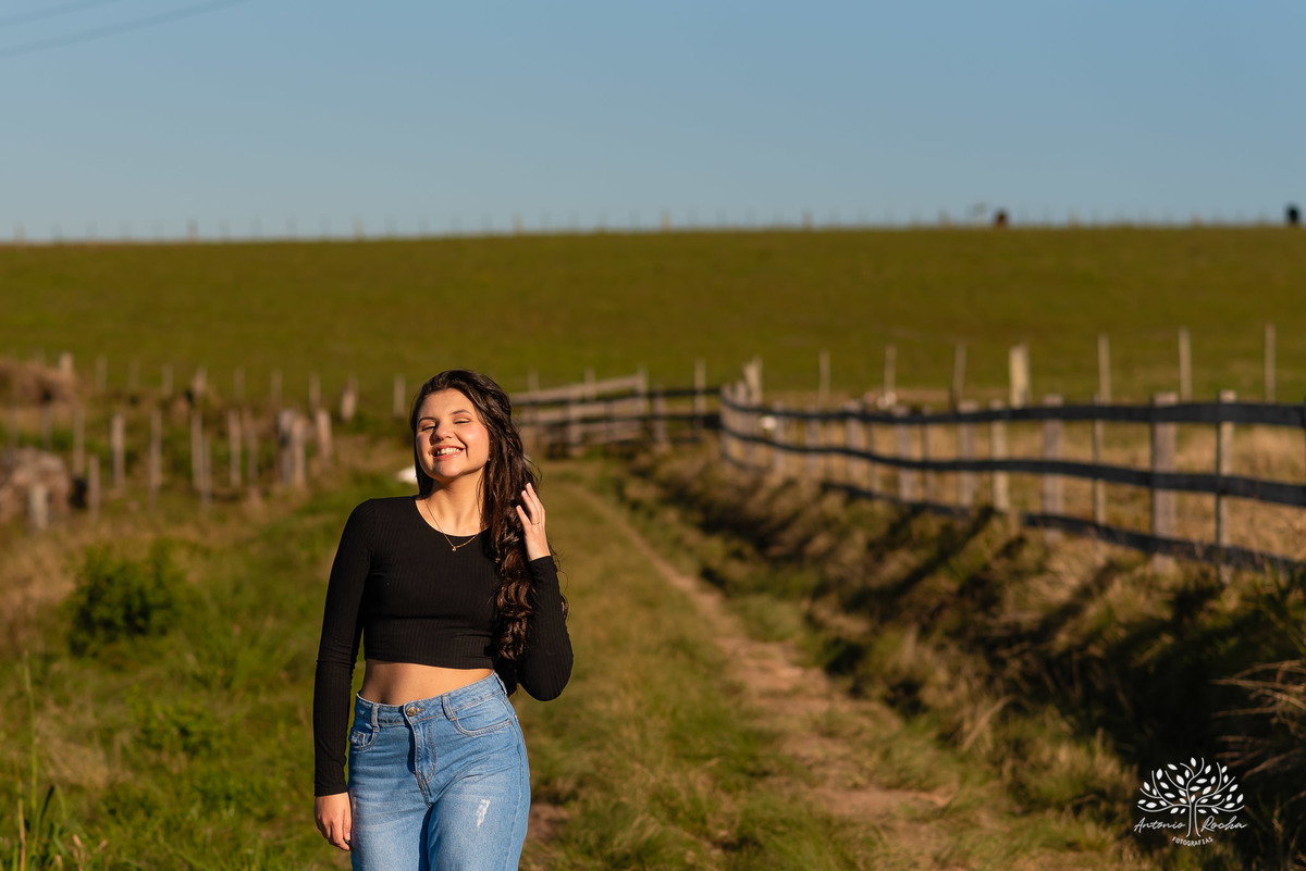 ensaio externo de 15 anos - Bruna - conexão com a natureza - fotos com égua - pré-festa de debutante - fotografia ao ar livre - céu azul  - celebração de 15 anos - Antonio Rocha Fotografias - São Lourenço do Sul - Pelotas - Festa de 15 anos - Debutante