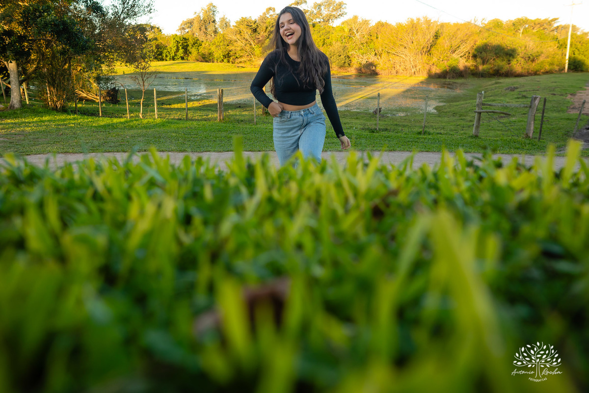 ensaio externo de 15 anos - Bruna - conexão com a natureza - fotos com égua - pré-festa de debutante - fotografia ao ar livre - céu azul  - celebração de 15 anos - Antonio Rocha Fotografias - São Lourenço do Sul - Pelotas - Festa de 15 anos - Debutante