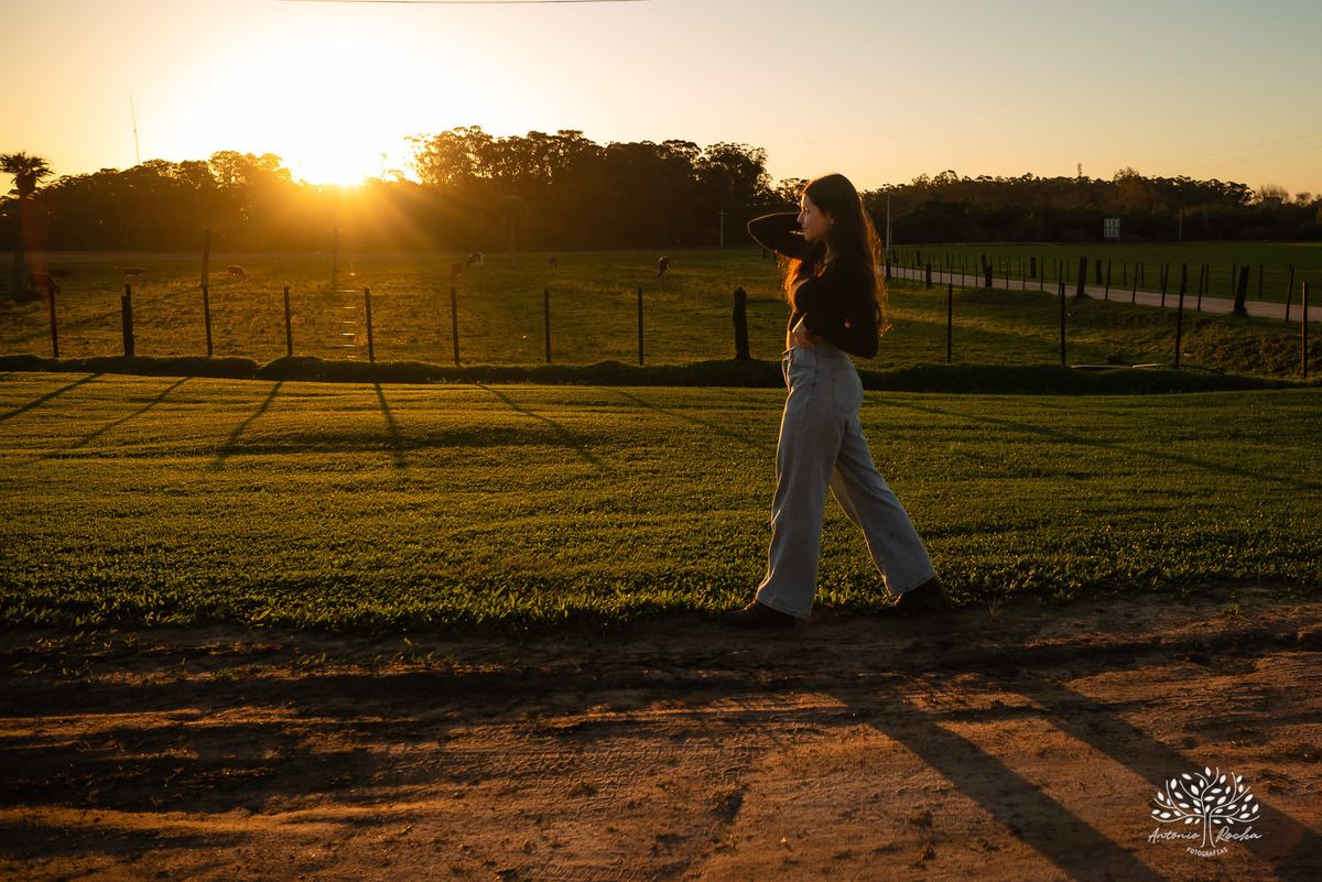 ensaio externo de 15 anos - Bruna - conexão com a natureza - fotos com égua - pré-festa de debutante - fotografia ao ar livre - céu azul  - celebração de 15 anos - Antonio Rocha Fotografias - São Lourenço do Sul - Pelotas - Festa de 15 anos - Debutante