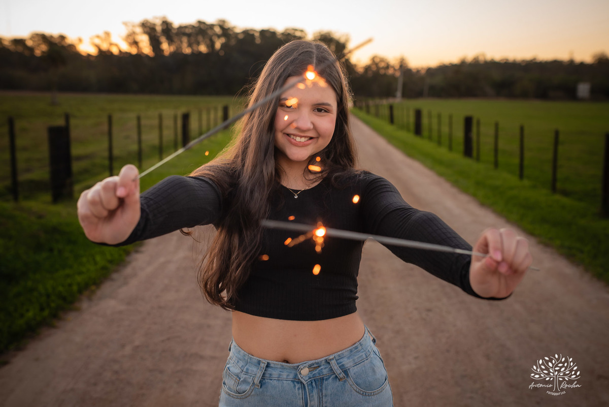 ensaio externo de 15 anos - Bruna - conexão com a natureza - fotos com égua - pré-festa de debutante - fotografia ao ar livre - céu azul  - celebração de 15 anos - Antonio Rocha Fotografias - São Lourenço do Sul - Pelotas - Festa de 15 anos - Debutante
