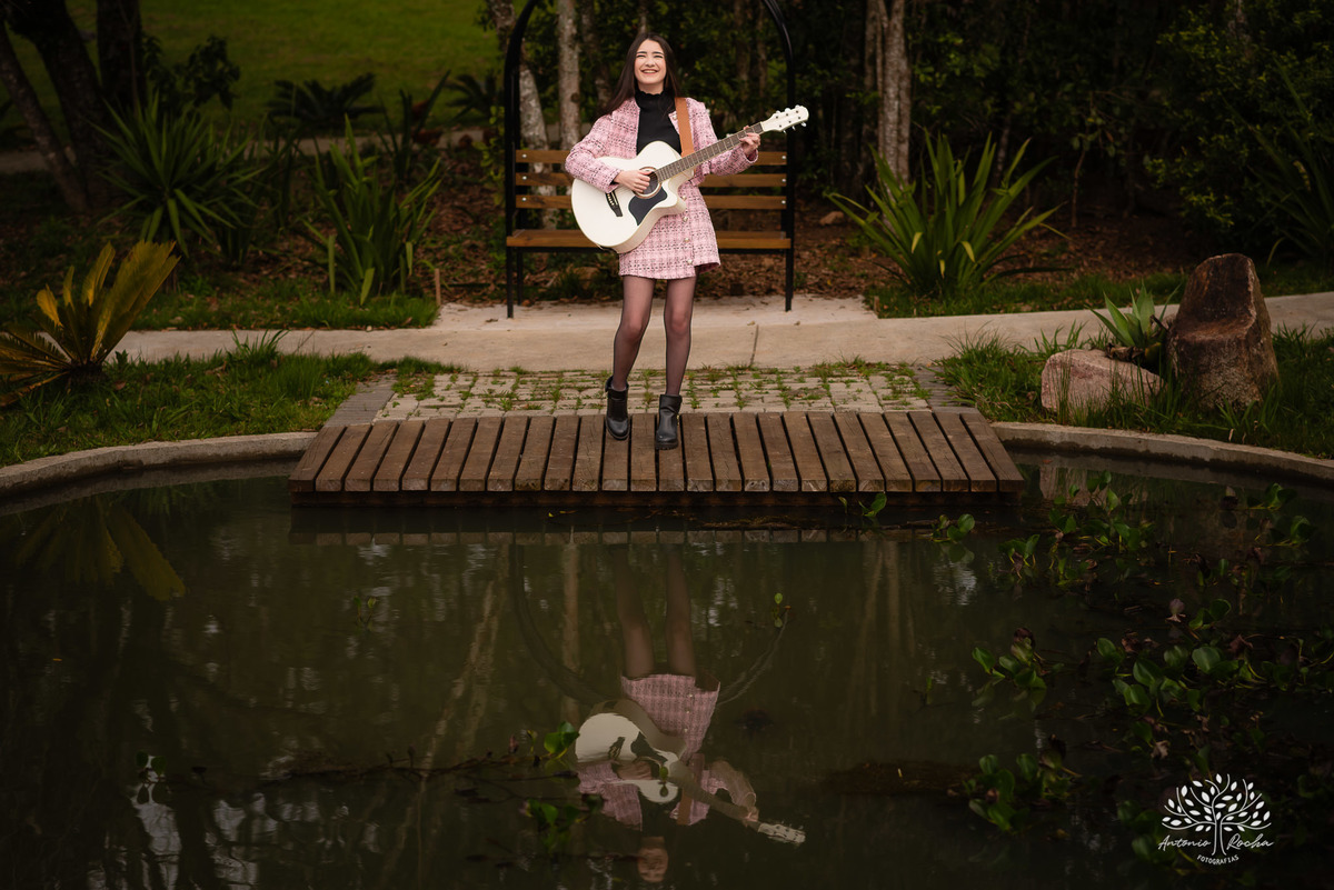 ensaio de 15 anos - fotografia de debutante - Ana Julia - violão José Bezerra - chácara da família Fiss - vestido de princesa - fotos de 15 anos - Antonio Rocha Fotografias -  memórias de 15 anos - sessão de fotos - Pelotas - Ensaio Externo - Cabine