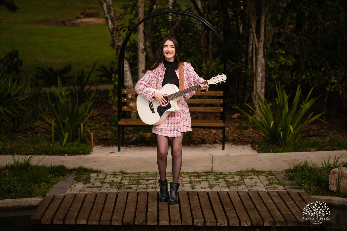 ensaio de 15 anos - fotografia de debutante - Ana Julia - violão José Bezerra - chácara da família Fiss - vestido de princesa - fotos de 15 anos - Antonio Rocha Fotografias -  memórias de 15 anos - sessão de fotos - Pelotas - Ensaio Externo - Cabine