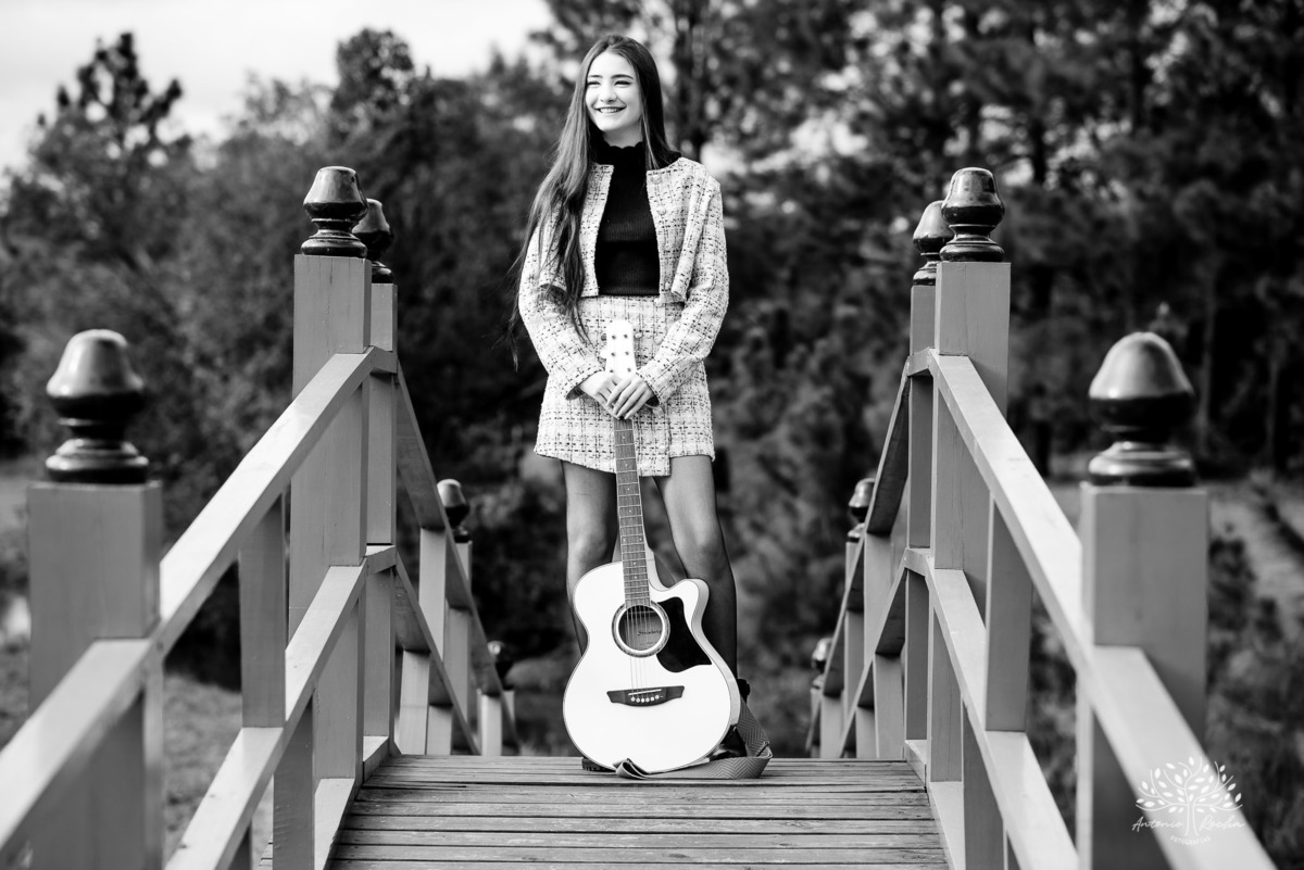 ensaio de 15 anos - fotografia de debutante - Ana Julia - violão José Bezerra - chácara da família Fiss - vestido de princesa - fotos de 15 anos - Antonio Rocha Fotografias -  memórias de 15 anos - sessão de fotos - Pelotas - Ensaio Externo - Cabine