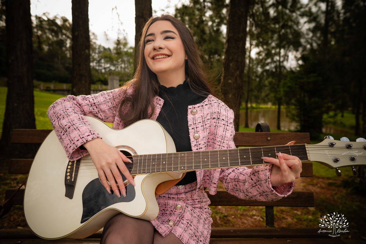 ensaio de 15 anos - fotografia de debutante - Ana Julia - violão José Bezerra - chácara da família Fiss - vestido de princesa - fotos de 15 anos - Antonio Rocha Fotografias -  memórias de 15 anos - sessão de fotos - Pelotas - Ensaio Externo - Cabine