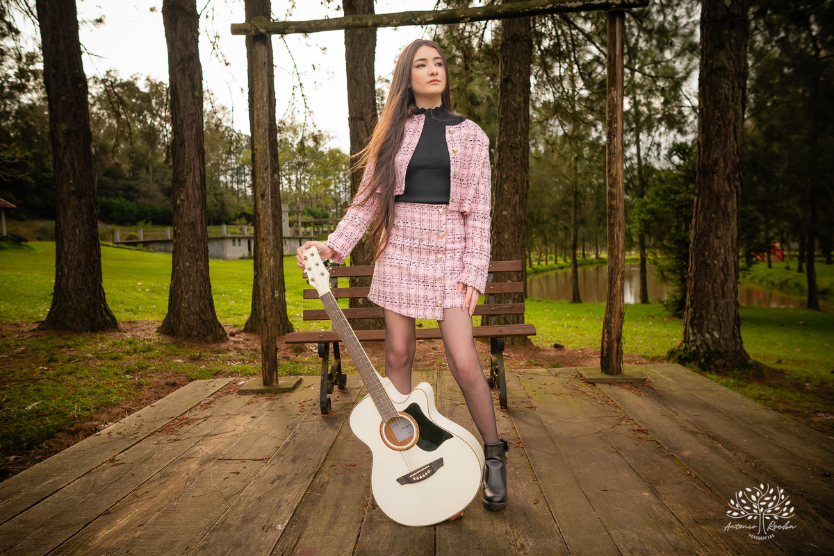 ensaio de 15 anos - fotografia de debutante - Ana Julia - violão José Bezerra - chácara da família Fiss - vestido de princesa - fotos de 15 anos - Antonio Rocha Fotografias -  memórias de 15 anos - sessão de fotos - Pelotas - Ensaio Externo - Cabine