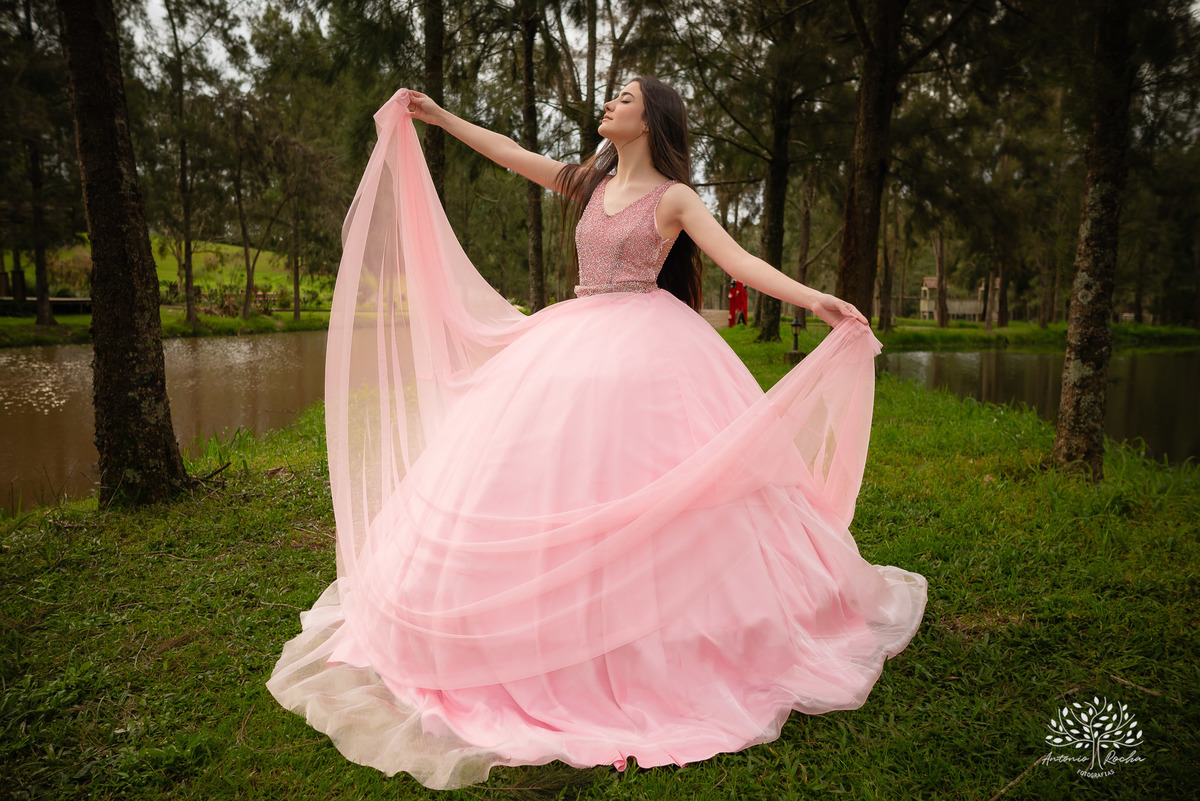 ensaio de 15 anos - fotografia de debutante - Ana Julia - violão José Bezerra - chácara da família Fiss - vestido de princesa - fotos de 15 anos - Antonio Rocha Fotografias -  memórias de 15 anos - sessão de fotos - Pelotas - Ensaio Externo - Cabine