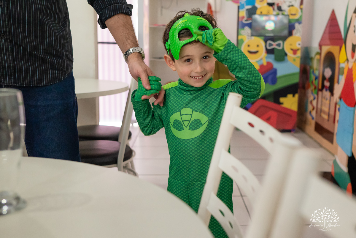 aniversário infantil - fotografia infantil - festa de 4 anos - alegria das crianças - fotógrafo profissional - Antonio Rocha Fotografias - celebração em família - recordações de infância - momentos especiais - fotografia de aniversário - Pelotas