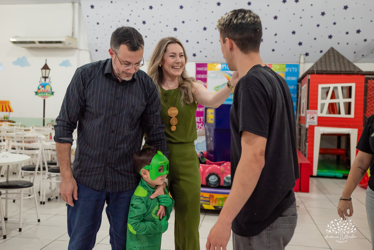 aniversário infantil - fotografia infantil - festa de 4 anos - alegria das crianças - fotógrafo profissional - Antonio Rocha Fotografias - celebração em família - recordações de infância - momentos especiais - fotografia de aniversário - Pelotas