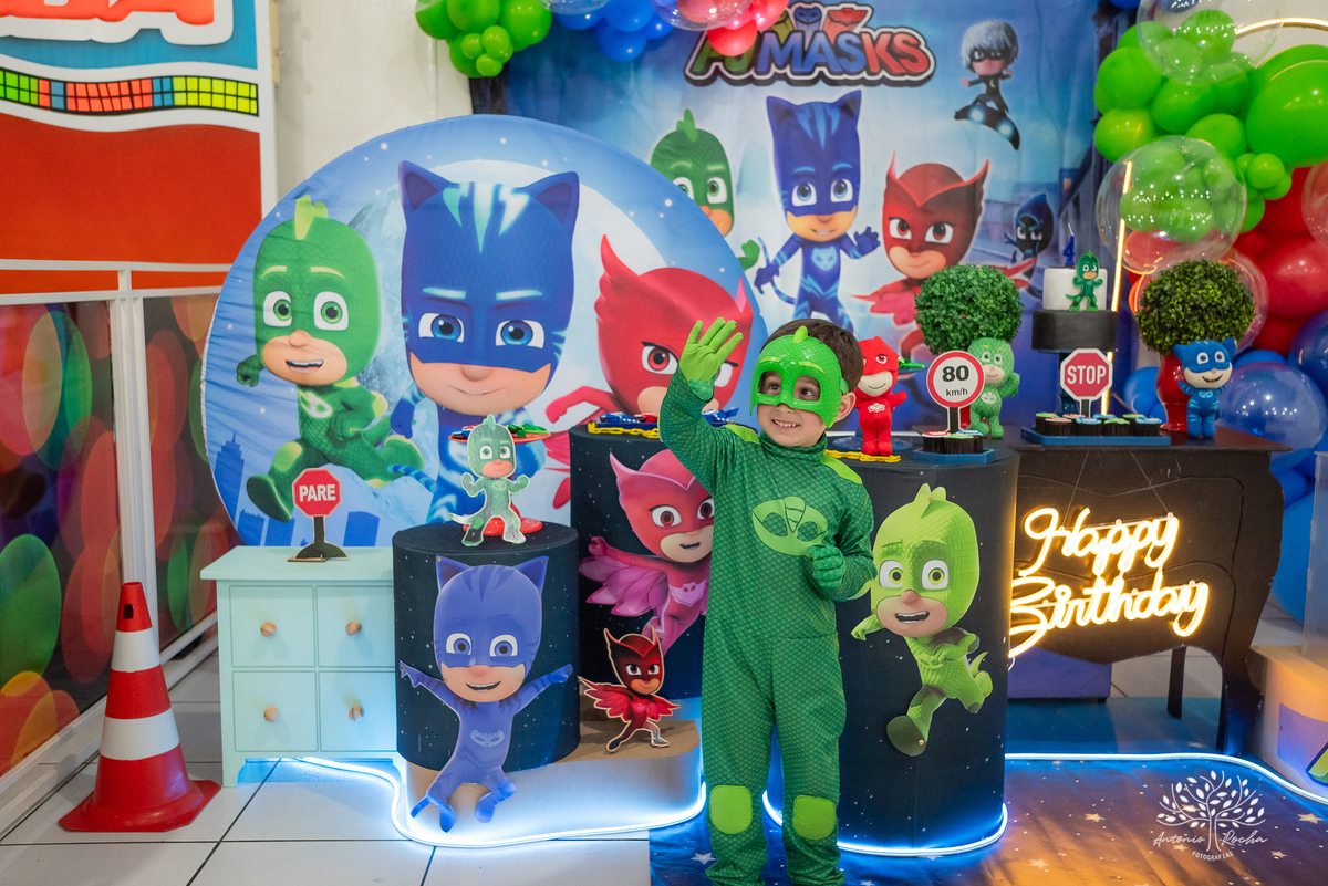 aniversário infantil - fotografia infantil - festa de 4 anos - alegria das crianças - fotógrafo profissional - Antonio Rocha Fotografias - celebração em família - recordações de infância - momentos especiais - fotografia de aniversário - Pelotas