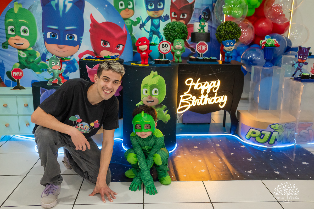 aniversário infantil - fotografia infantil - festa de 4 anos - alegria das crianças - fotógrafo profissional - Antonio Rocha Fotografias - celebração em família - recordações de infância - momentos especiais - fotografia de aniversário - Pelotas