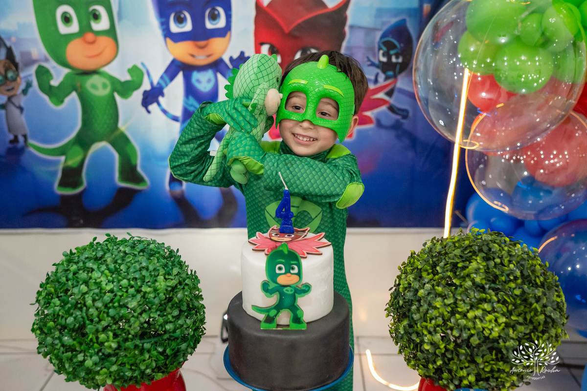 aniversário infantil - fotografia infantil - festa de 4 anos - alegria das crianças - fotógrafo profissional - Antonio Rocha Fotografias - celebração em família - recordações de infância - momentos especiais - fotografia de aniversário - Pelotas