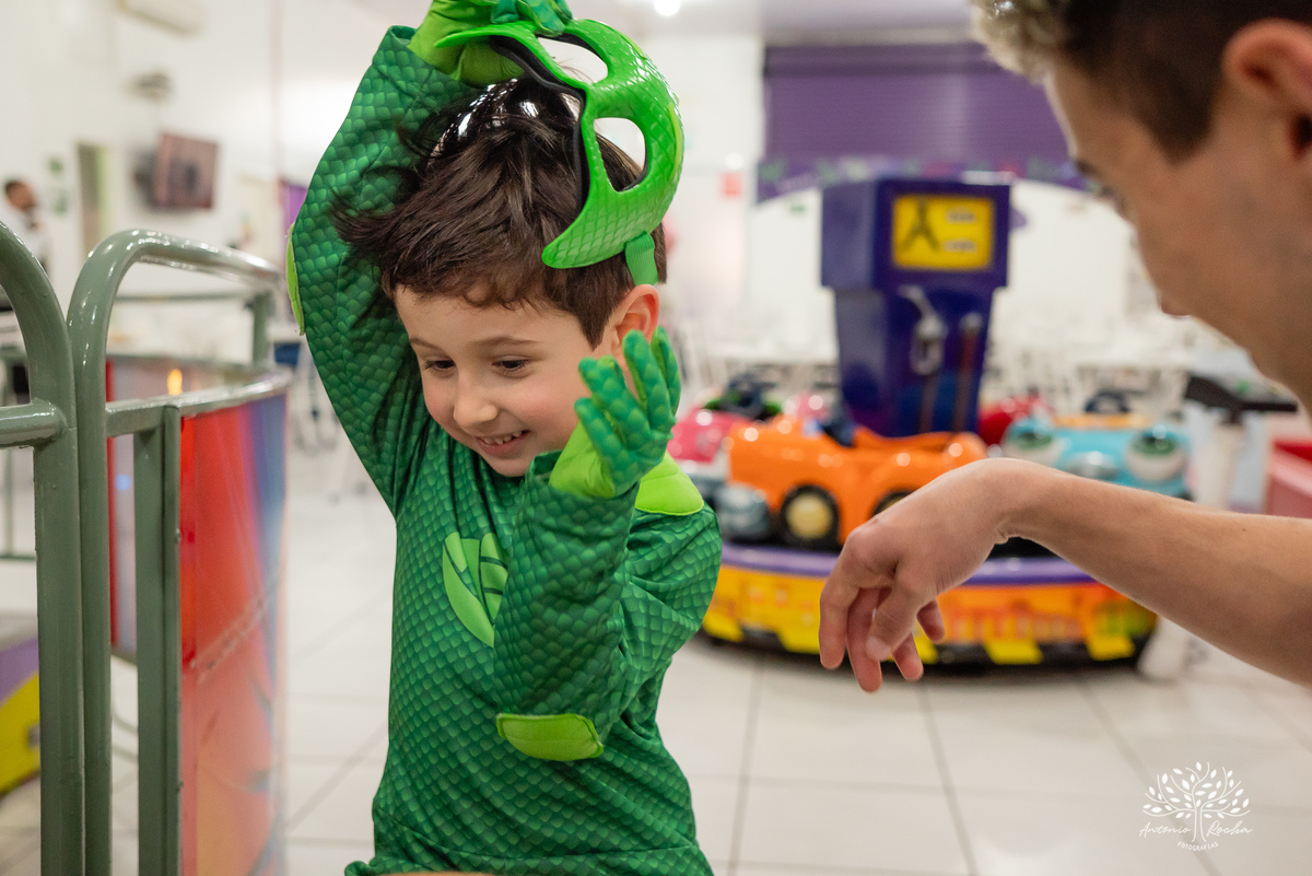 aniversário infantil - fotografia infantil - festa de 4 anos - alegria das crianças - fotógrafo profissional - Antonio Rocha Fotografias - celebração em família - recordações de infância - momentos especiais - fotografia de aniversário - Pelotas