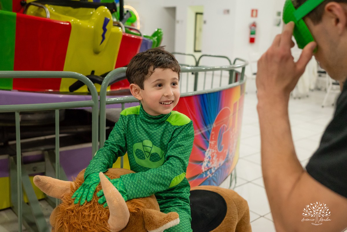 aniversário infantil - fotografia infantil - festa de 4 anos - alegria das crianças - fotógrafo profissional - Antonio Rocha Fotografias - celebração em família - recordações de infância - momentos especiais - fotografia de aniversário - Pelotas