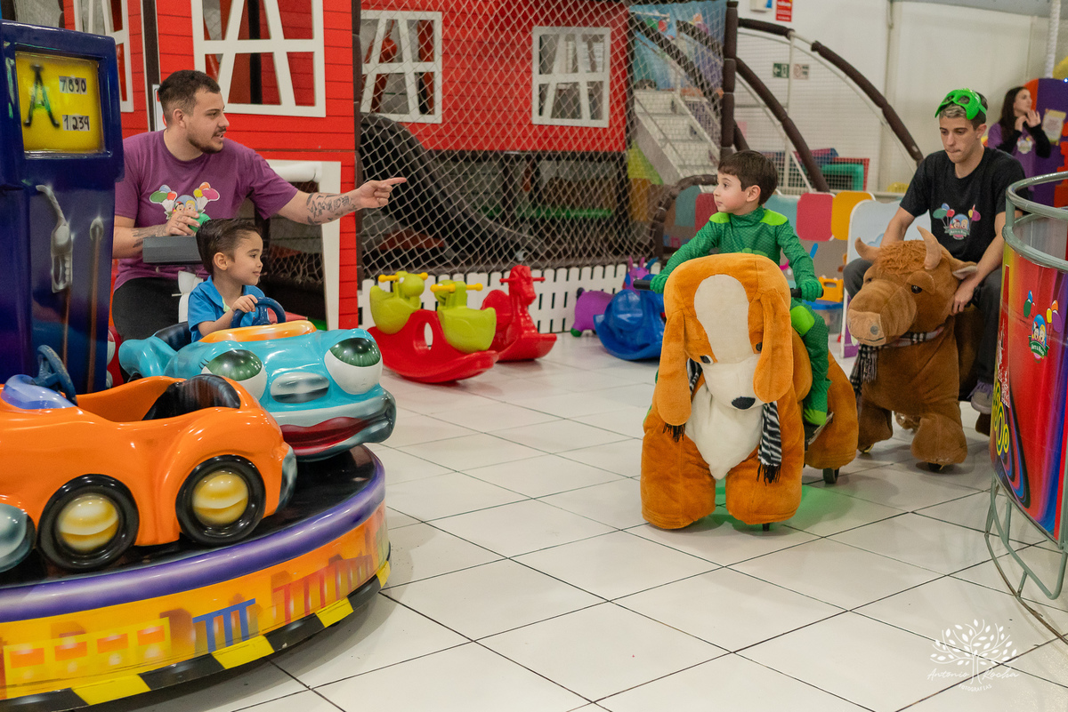 aniversário infantil - fotografia infantil - festa de 4 anos - alegria das crianças - fotógrafo profissional - Antonio Rocha Fotografias - celebração em família - recordações de infância - momentos especiais - fotografia de aniversário - Pelotas