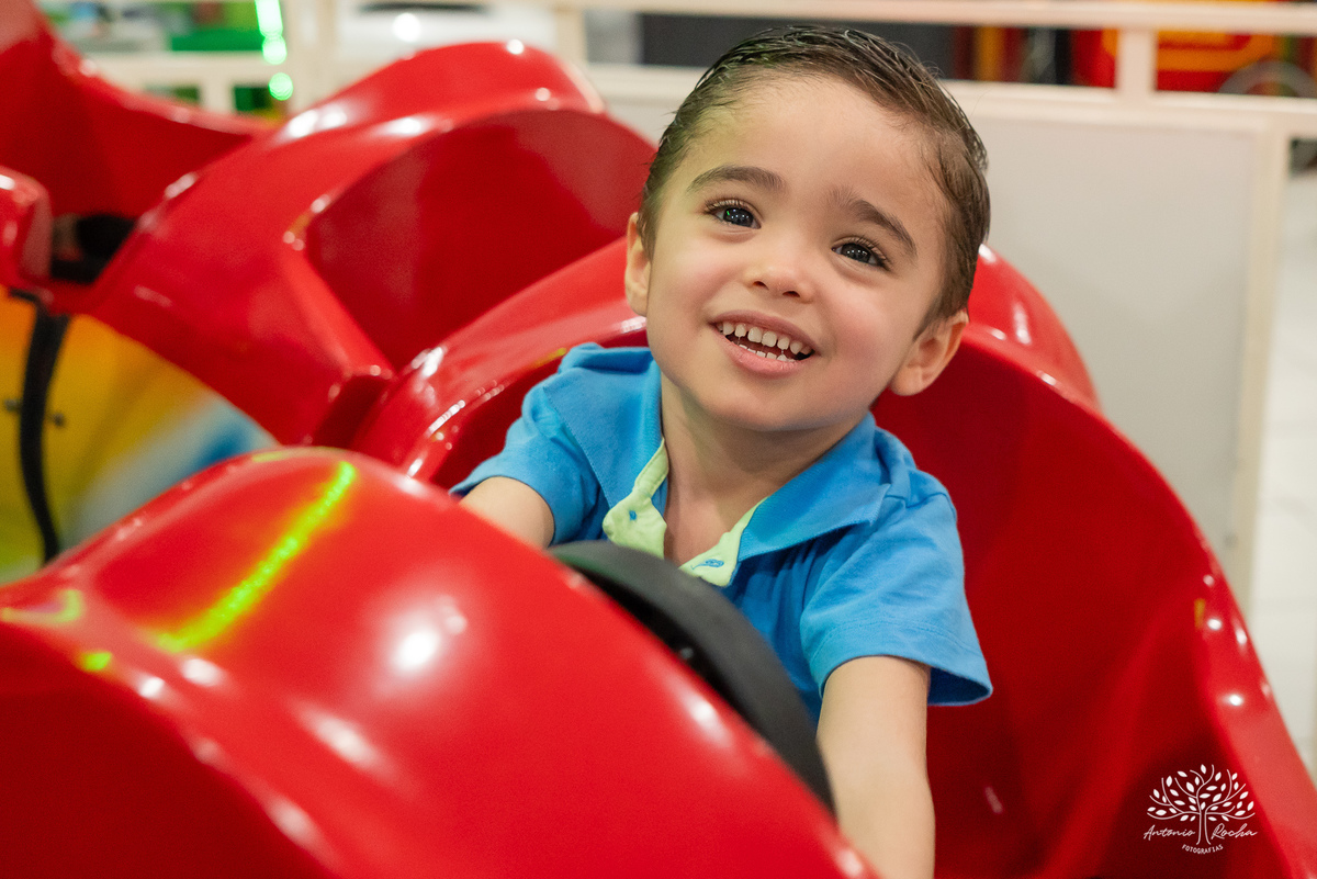 aniversário infantil - fotografia infantil - festa de 4 anos - alegria das crianças - fotógrafo profissional - Antonio Rocha Fotografias - celebração em família - recordações de infância - momentos especiais - fotografia de aniversário - Pelotas