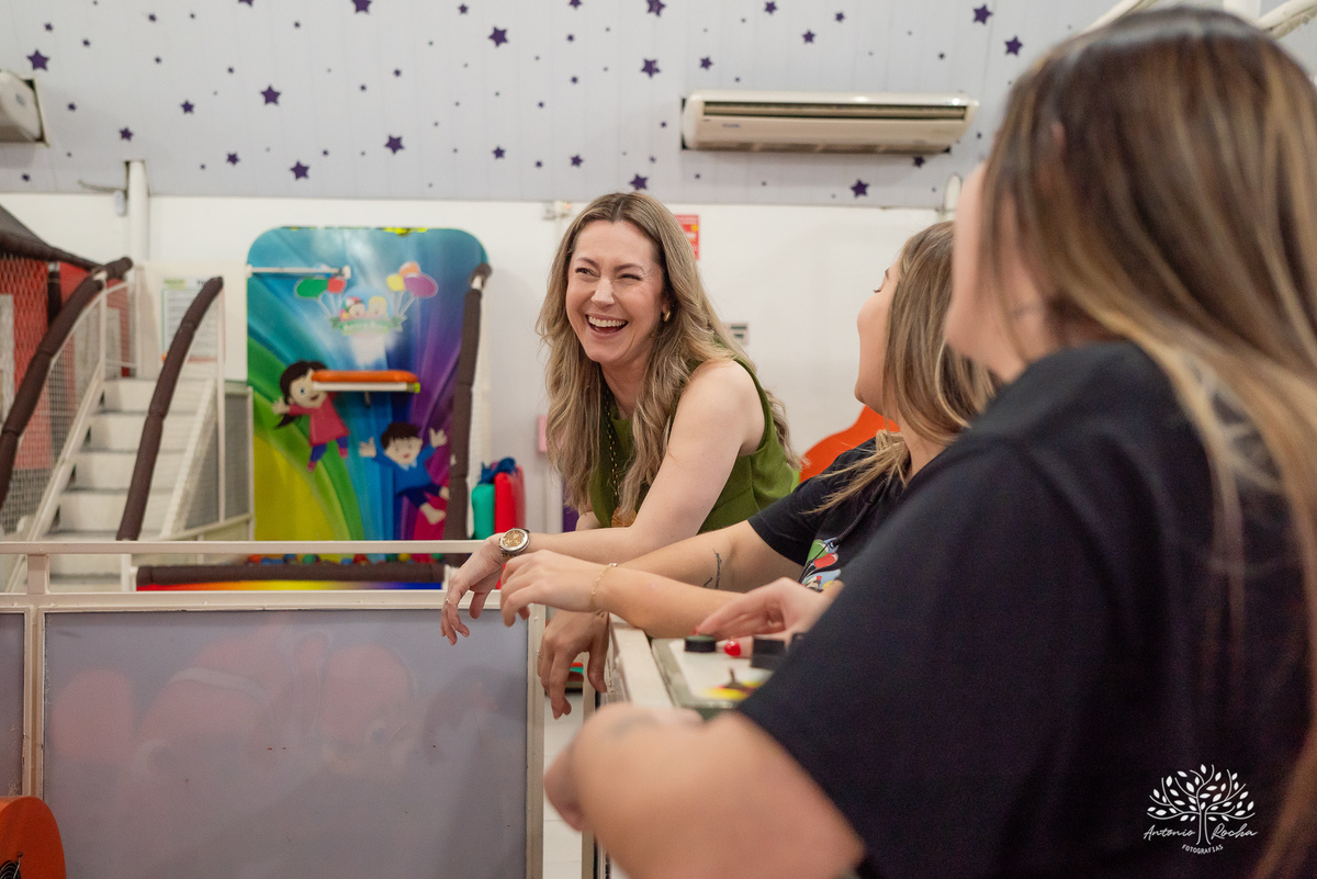 aniversário infantil - fotografia infantil - festa de 4 anos - alegria das crianças - fotógrafo profissional - Antonio Rocha Fotografias - celebração em família - recordações de infância - momentos especiais - fotografia de aniversário - Pelotas