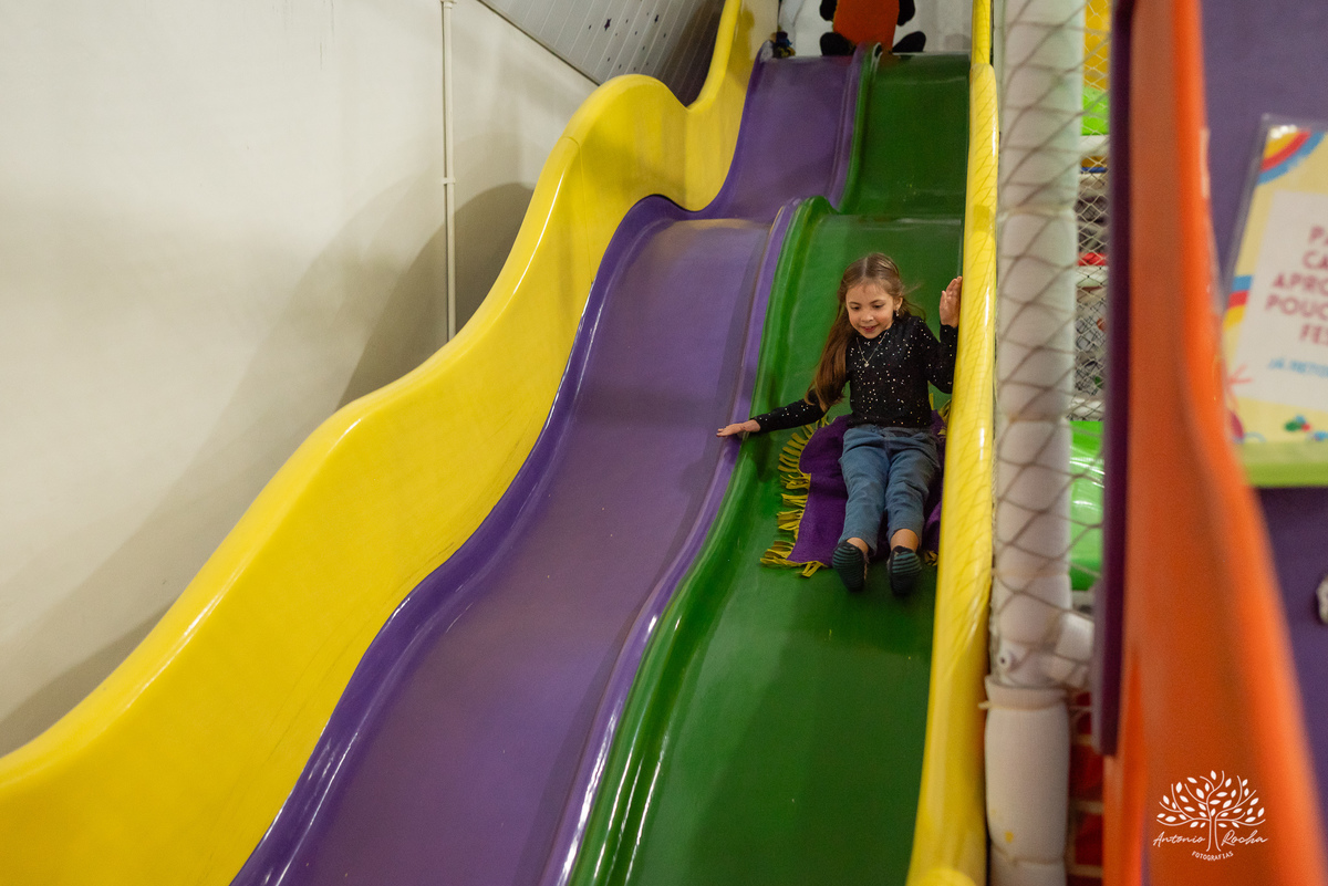 aniversário infantil - fotografia infantil - festa de 4 anos - alegria das crianças - fotógrafo profissional - Antonio Rocha Fotografias - celebração em família - recordações de infância - momentos especiais - fotografia de aniversário - Pelotas