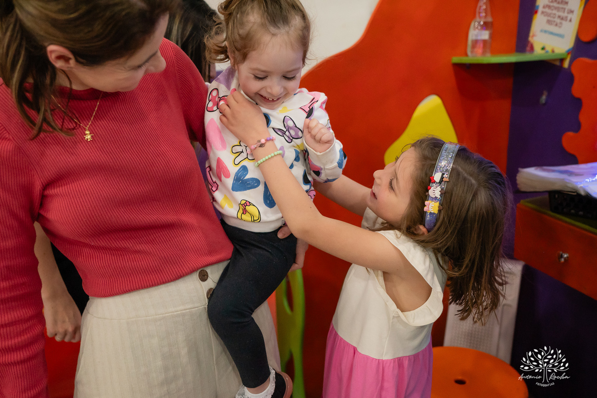 aniversário infantil - fotografia infantil - festa de 4 anos - alegria das crianças - fotógrafo profissional - Antonio Rocha Fotografias - celebração em família - recordações de infância - momentos especiais - fotografia de aniversário - Pelotas