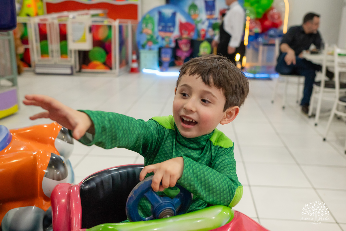 aniversário infantil - fotografia infantil - festa de 4 anos - alegria das crianças - fotógrafo profissional - Antonio Rocha Fotografias - celebração em família - recordações de infância - momentos especiais - fotografia de aniversário - Pelotas