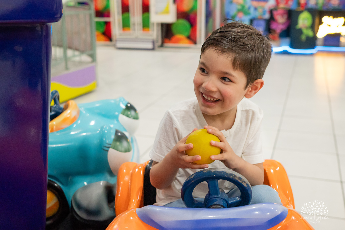 aniversário infantil - fotografia infantil - festa de 4 anos - alegria das crianças - fotógrafo profissional - Antonio Rocha Fotografias - celebração em família - recordações de infância - momentos especiais - fotografia de aniversário - Pelotas