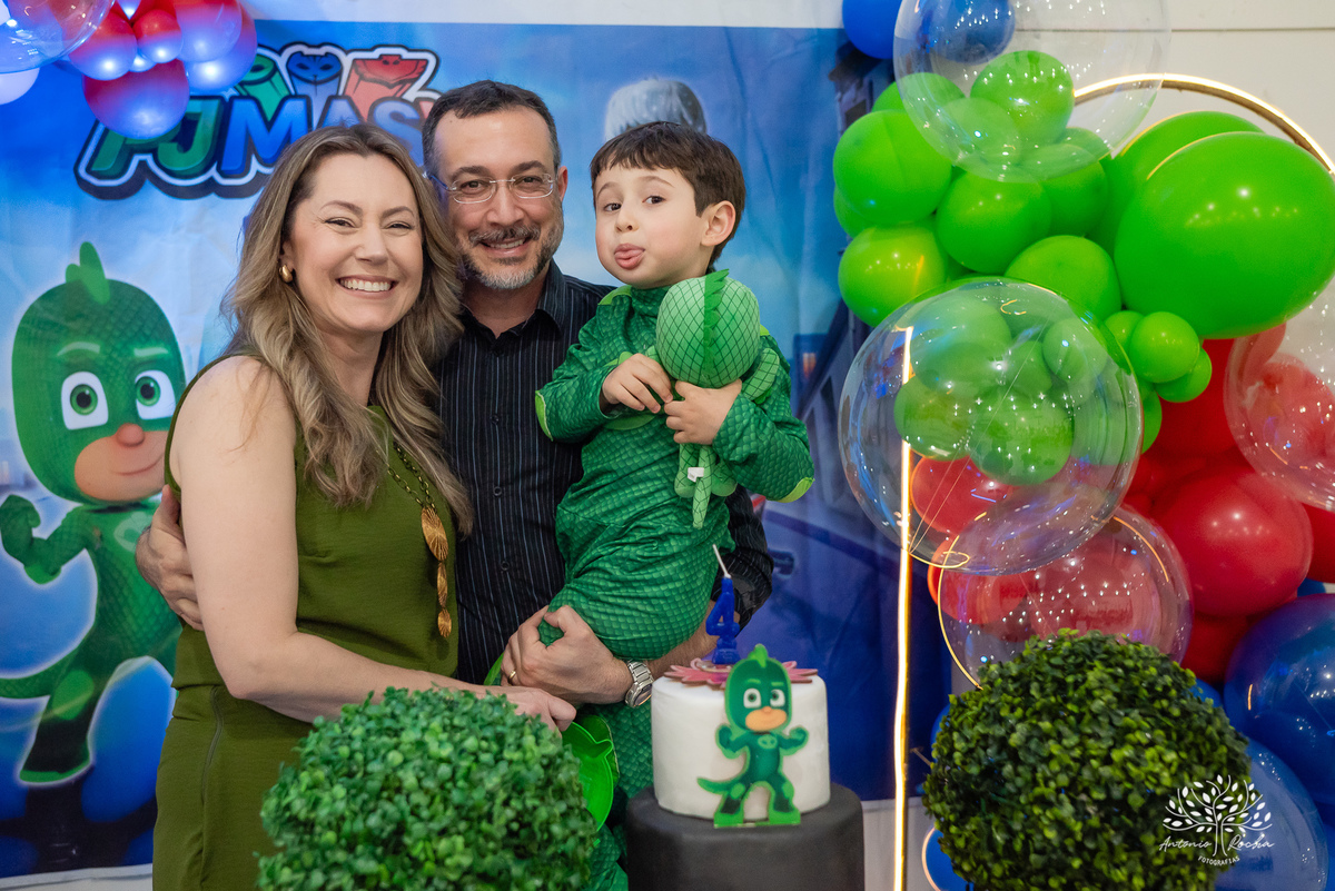 aniversário infantil - fotografia infantil - festa de 4 anos - alegria das crianças - fotógrafo profissional - Antonio Rocha Fotografias - celebração em família - recordações de infância - momentos especiais - fotografia de aniversário - Pelotas