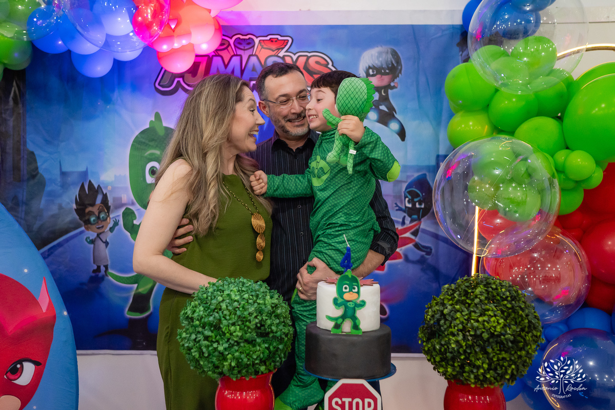 aniversário infantil - fotografia infantil - festa de 4 anos - alegria das crianças - fotógrafo profissional - Antonio Rocha Fotografias - celebração em família - recordações de infância - momentos especiais - fotografia de aniversário - Pelotas