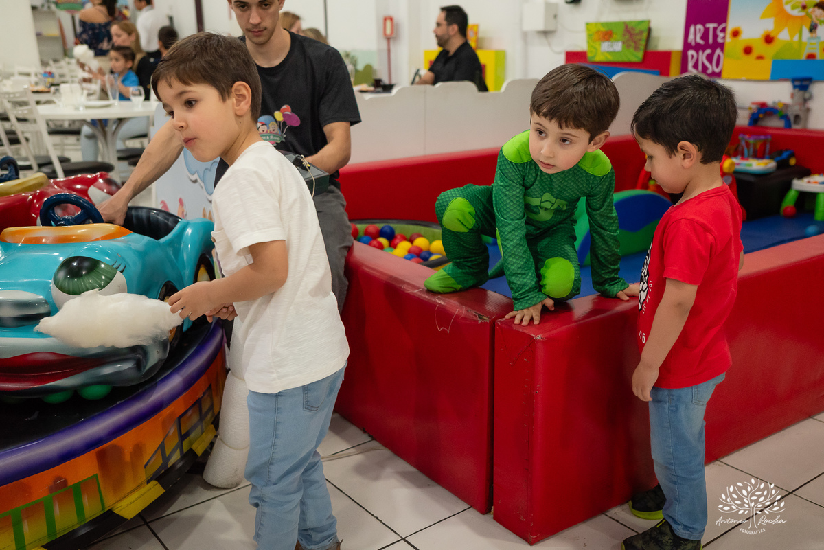 aniversário infantil - fotografia infantil - festa de 4 anos - alegria das crianças - fotógrafo profissional - Antonio Rocha Fotografias - celebração em família - recordações de infância - momentos especiais - fotografia de aniversário - Pelotas
