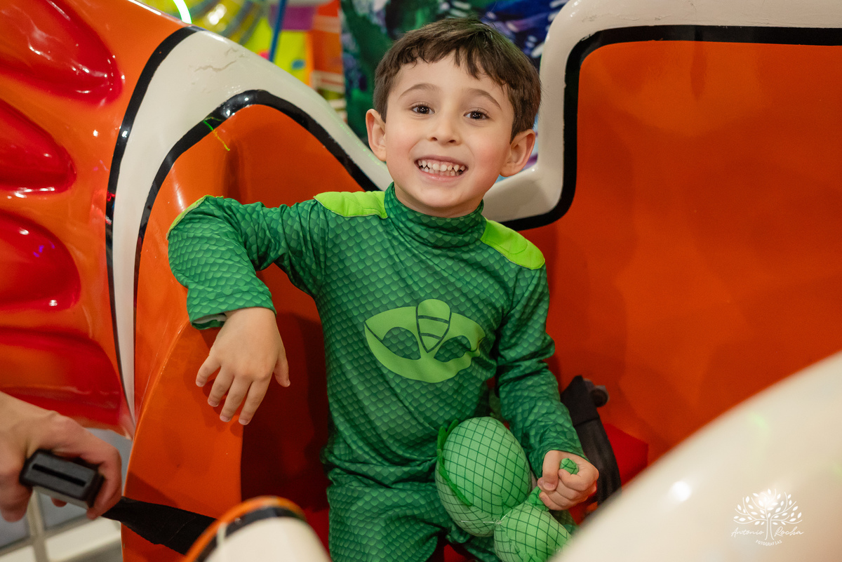 aniversário infantil - fotografia infantil - festa de 4 anos - alegria das crianças - fotógrafo profissional - Antonio Rocha Fotografias - celebração em família - recordações de infância - momentos especiais - fotografia de aniversário - Pelotas