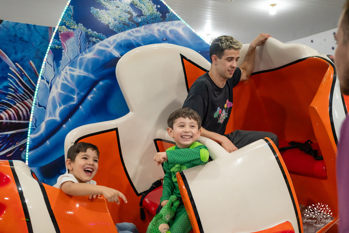 aniversário infantil - fotografia infantil - festa de 4 anos - alegria das crianças - fotógrafo profissional - Antonio Rocha Fotografias - celebração em família - recordações de infância - momentos especiais - fotografia de aniversário - Pelotas