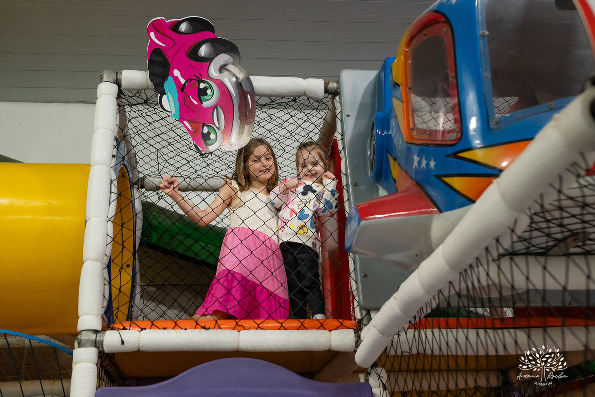 aniversário infantil - fotografia infantil - festa de 4 anos - alegria das crianças - fotógrafo profissional - Antonio Rocha Fotografias - celebração em família - recordações de infância - momentos especiais - fotografia de aniversário - Pelotas