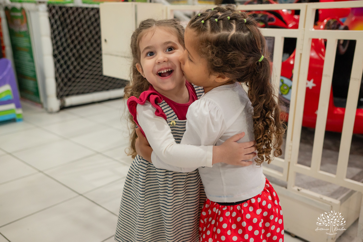 aniversário infantil - fotografia infantil - festa de 4 anos - alegria das crianças - fotógrafo profissional - Antonio Rocha Fotografias - celebração em família - recordações de infância - momentos especiais - fotografia de aniversário - Pelotas