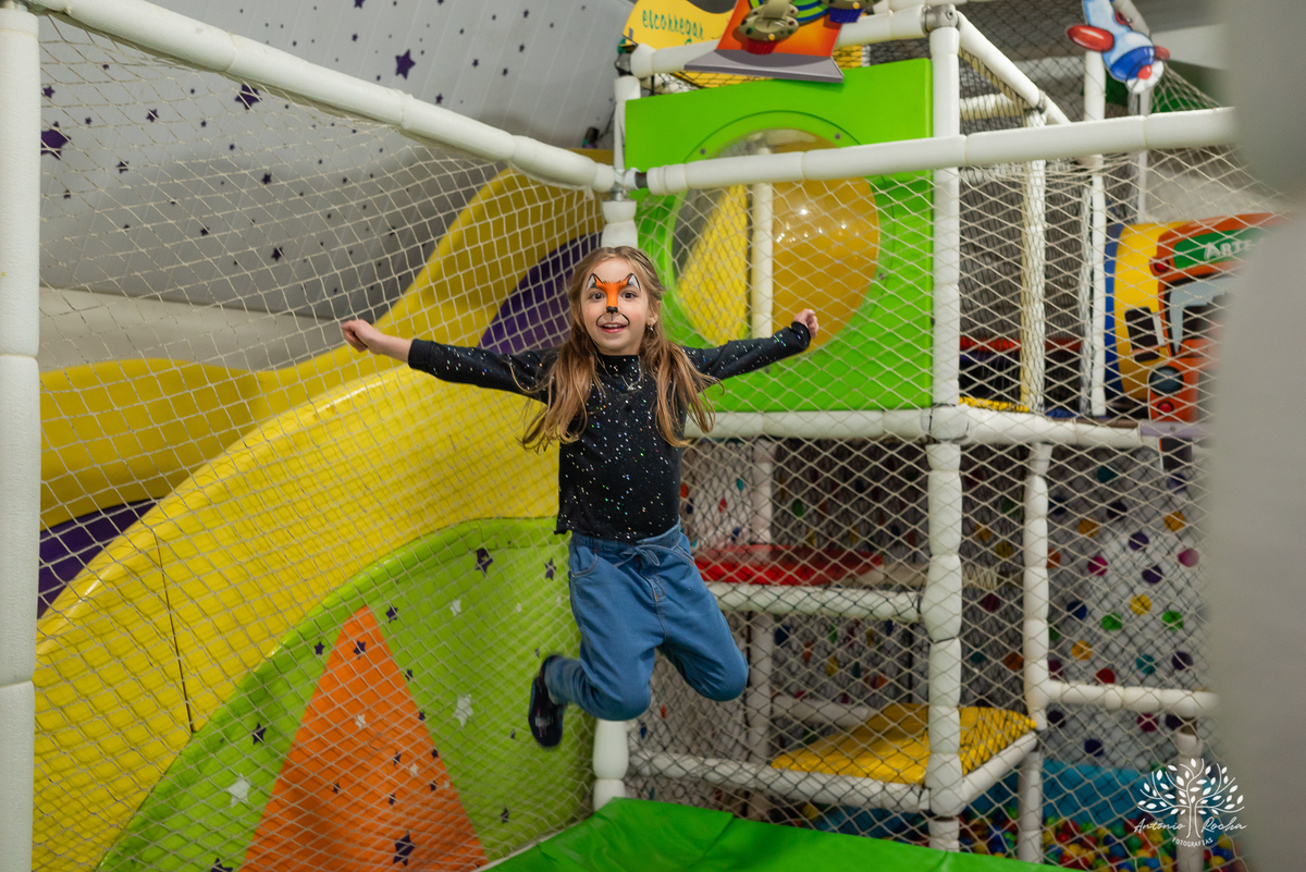 aniversário infantil - fotografia infantil - festa de 4 anos - alegria das crianças - fotógrafo profissional - Antonio Rocha Fotografias - celebração em família - recordações de infância - momentos especiais - fotografia de aniversário - Pelotas