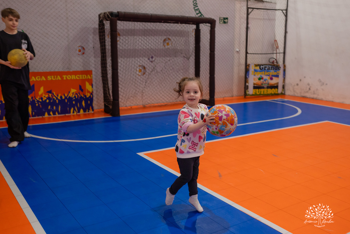 aniversário infantil - fotografia infantil - festa de 4 anos - alegria das crianças - fotógrafo profissional - Antonio Rocha Fotografias - celebração em família - recordações de infância - momentos especiais - fotografia de aniversário - Pelotas