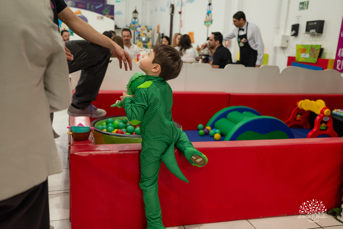 aniversário infantil - fotografia infantil - festa de 4 anos - alegria das crianças - fotógrafo profissional - Antonio Rocha Fotografias - celebração em família - recordações de infância - momentos especiais - fotografia de aniversário - Pelotas